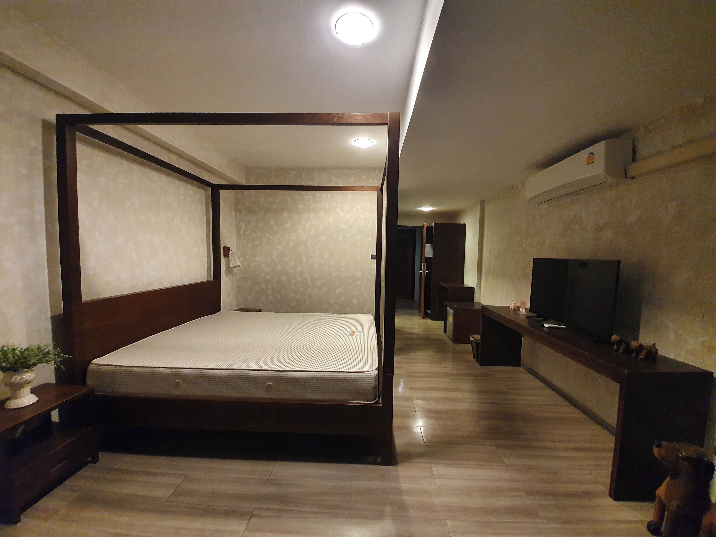 Cortinas blackout, tabla de planchar con plancha y wifi gratis 