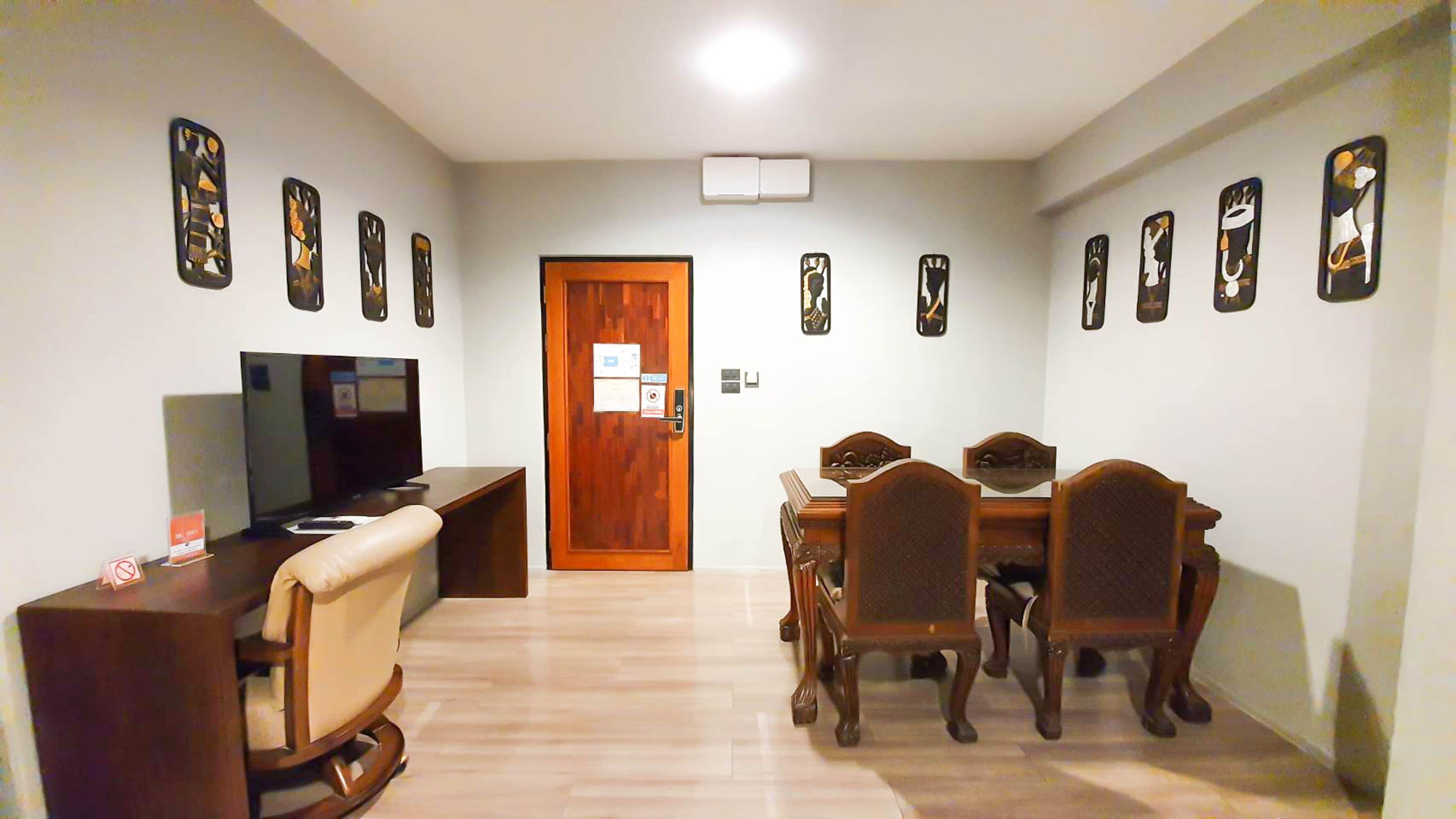 family room, balcony | 1 bedroom, in-room safe, individually decorated, desk