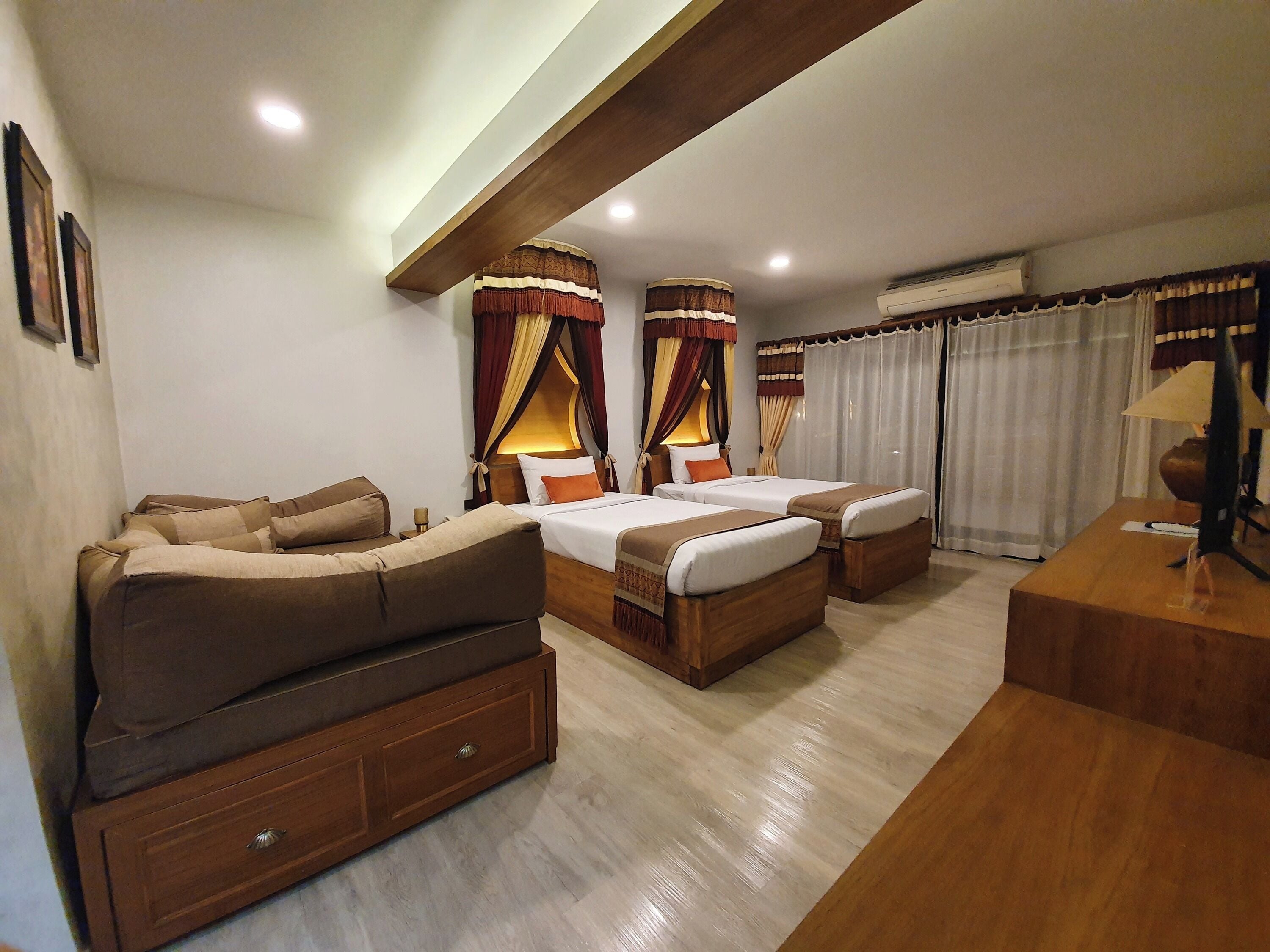 Cortinas blackout, tabla de planchar con plancha y wifi gratis 
