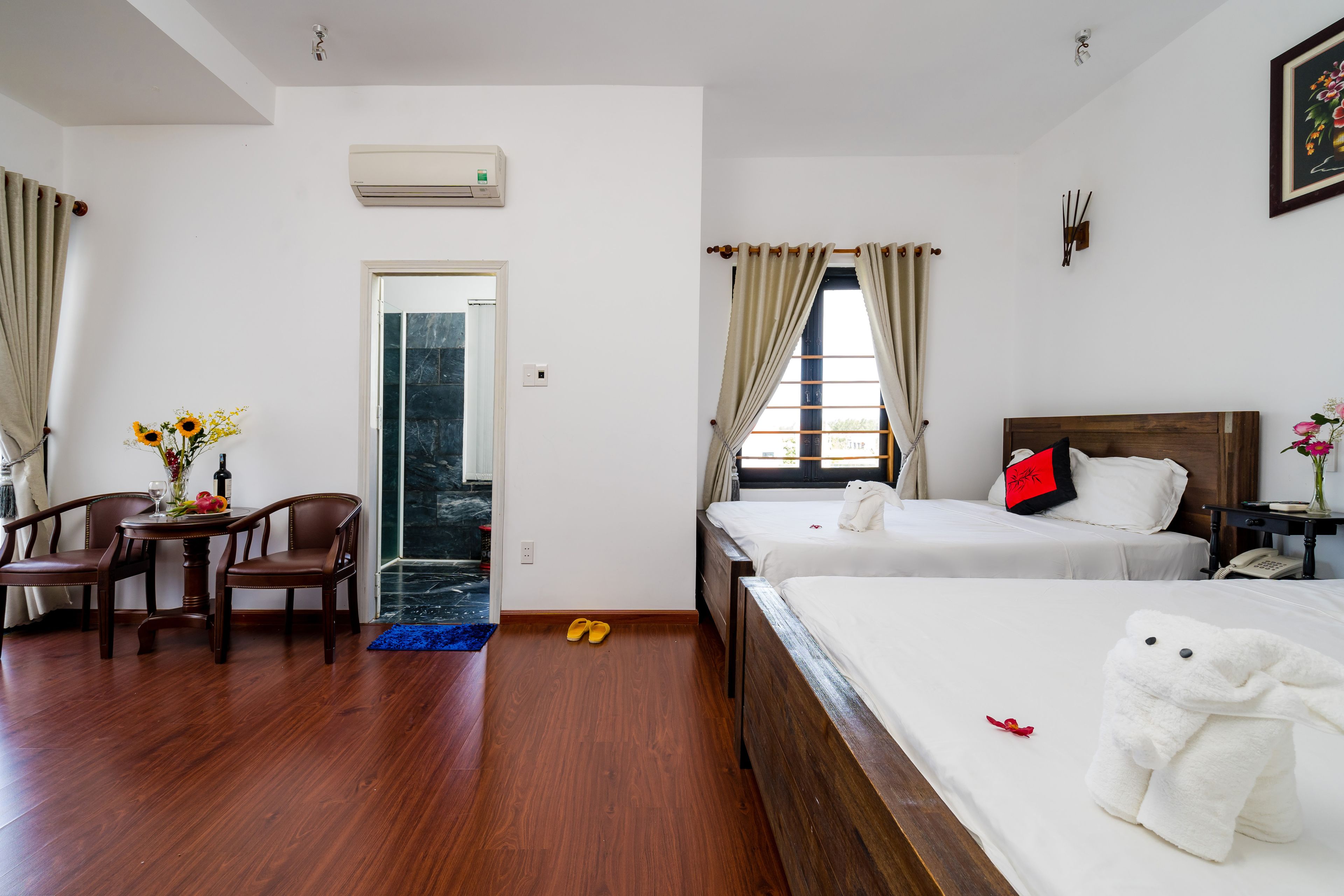 family quadruple room, courtyard view | minibar, desk, soundproofing, rollaway beds