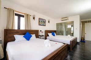 Minibar, desk, soundproofing, rollaway beds - Blue An Bang Villa (Da Nang)