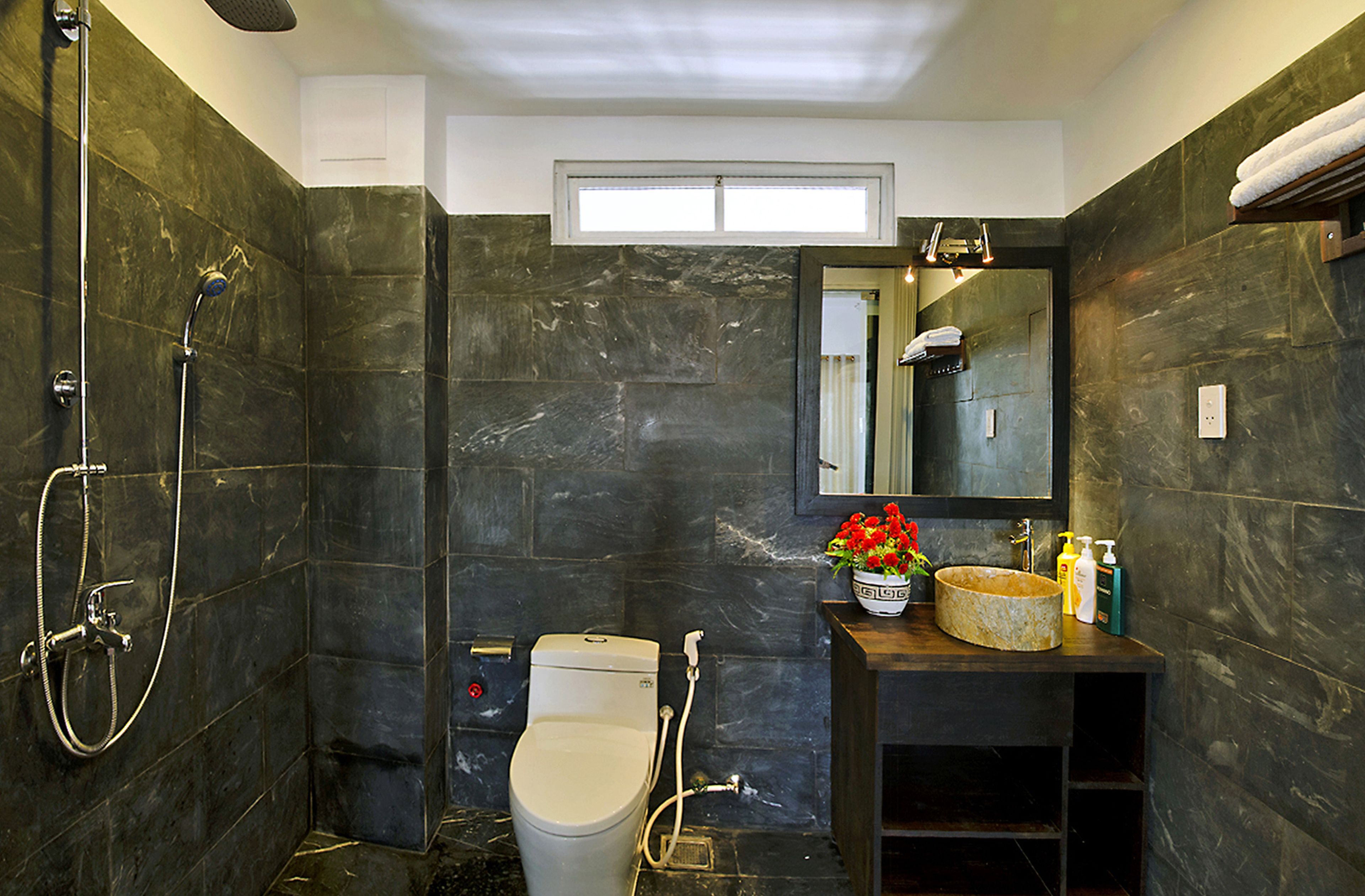 standard double room, 1 double bed | bathroom | shower, free toiletries, hair dryer, slippers