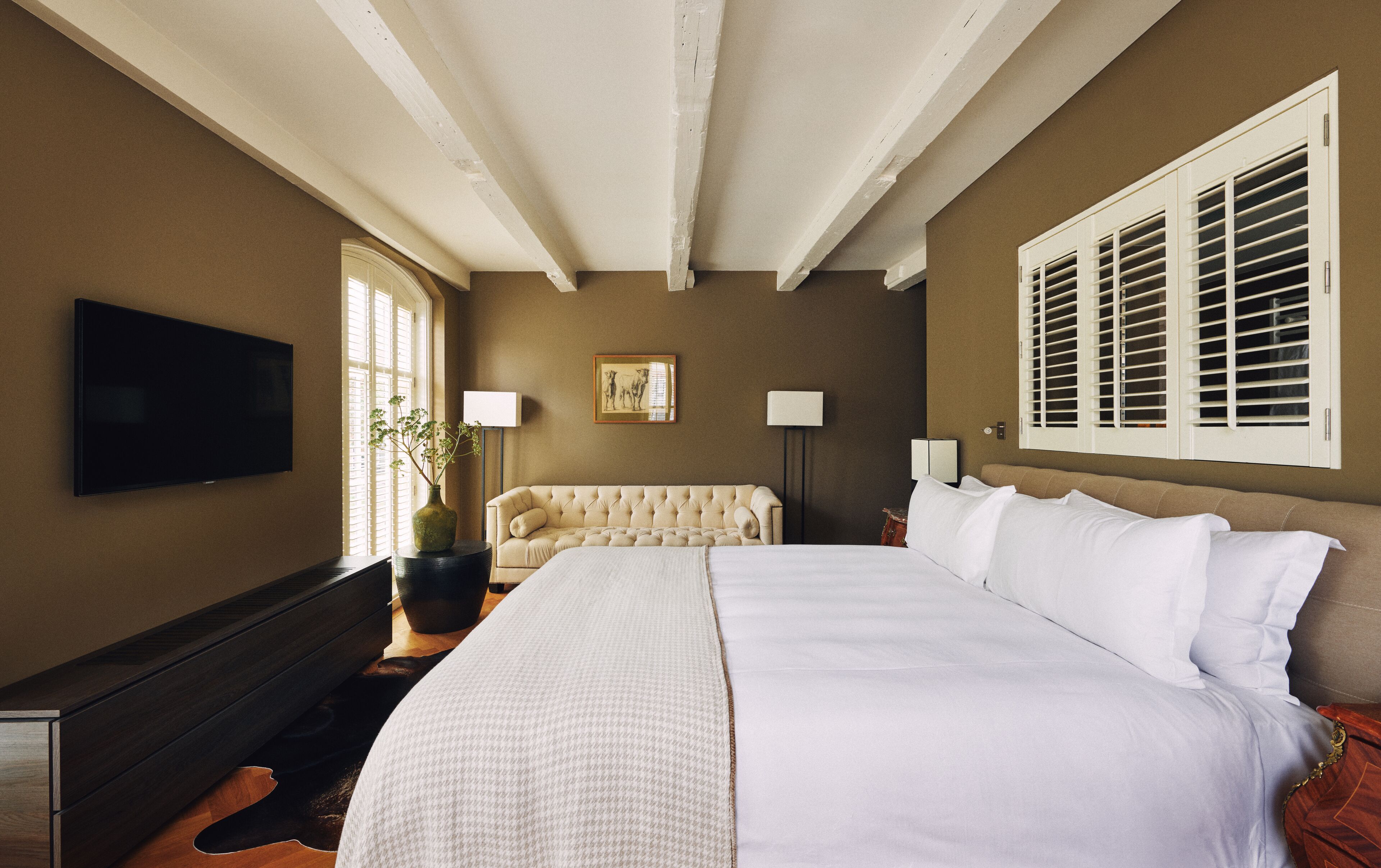 junior suite, 1 king bed, bathtub | 1 bedroom, hypo-allergenic bedding, down duvets, free minibar