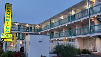 Boendets fasad - kväll/natt