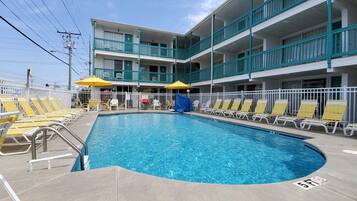 Piscina externa sazonal, guarda-sóis, espreguiçadeiras