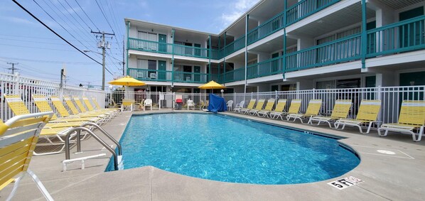 Seasonal outdoor pool, pool umbrellas, sun loungers - The Shangri La Motel (Ocean City)
