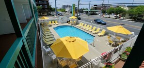 Seasonal outdoor pool, pool umbrellas, pool loungers - The Shangri La Motel (Ocean City)