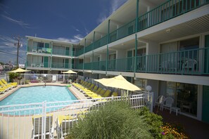 Seasonal outdoor pool, pool umbrellas, pool loungers - The Shangri La Motel (Ocean City)