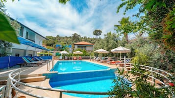 Piscine extérieure (ouverte en saison)