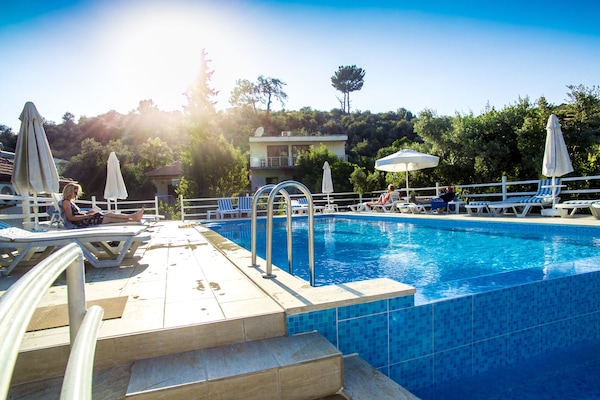 Una piscina al aire libre de temporada
