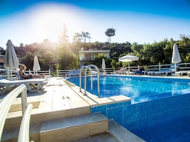 Una piscina al aire libre de temporada