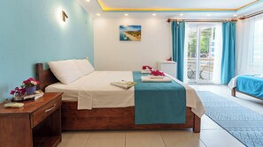 Un dormitorio con cama, mesitas de noche, cortinas en la ventana y una vista al exterior, además de un cuadro en la pared.
