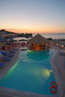 季節性室外泳池；泳池傘、躺椅