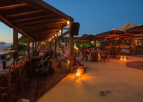 Bar junto a la piscina