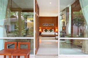 Premier Room | Desk, blackout drapes, free WiFi, bed sheets