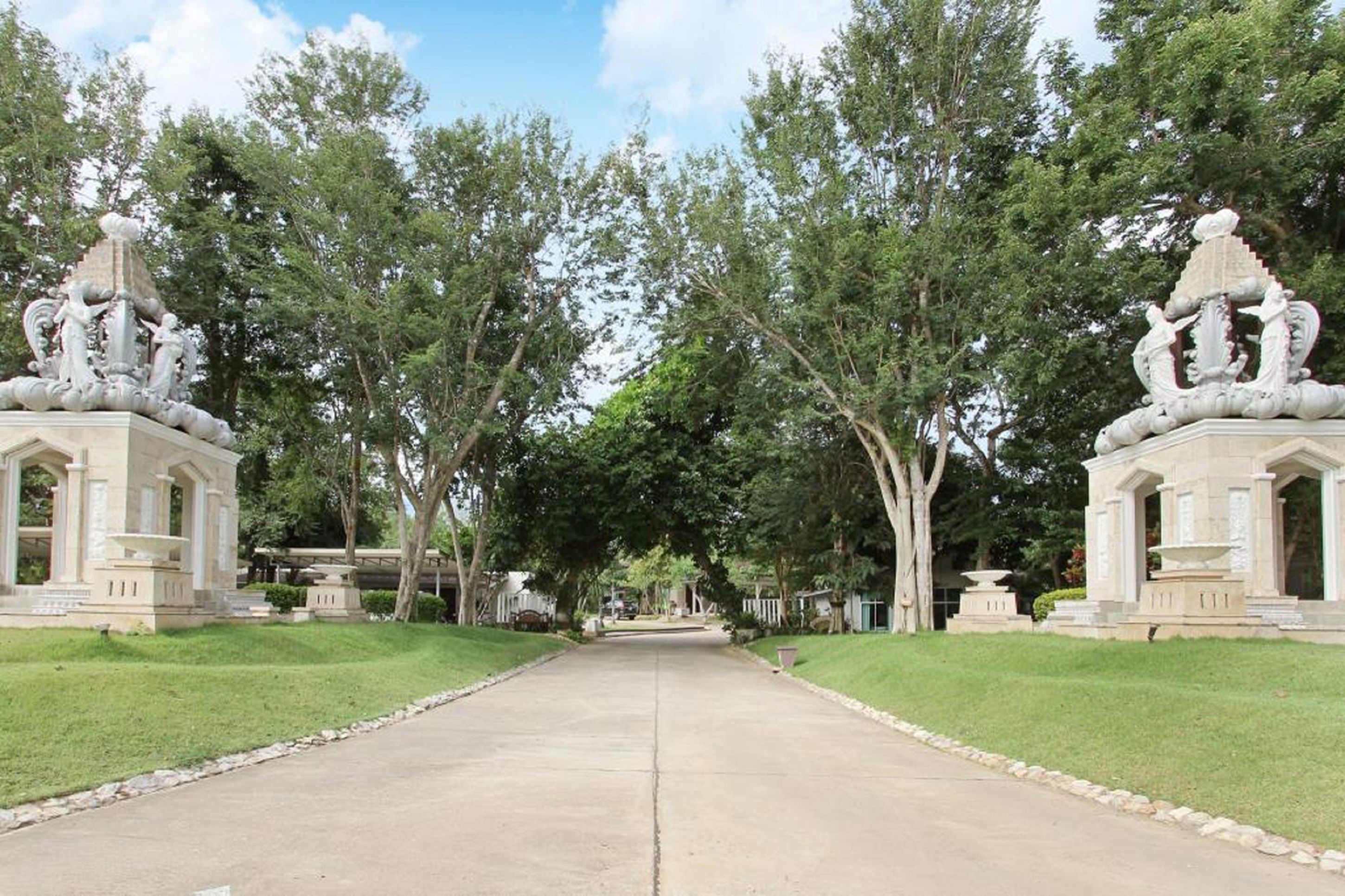 daily buffet breakfast (thb 390 per person)