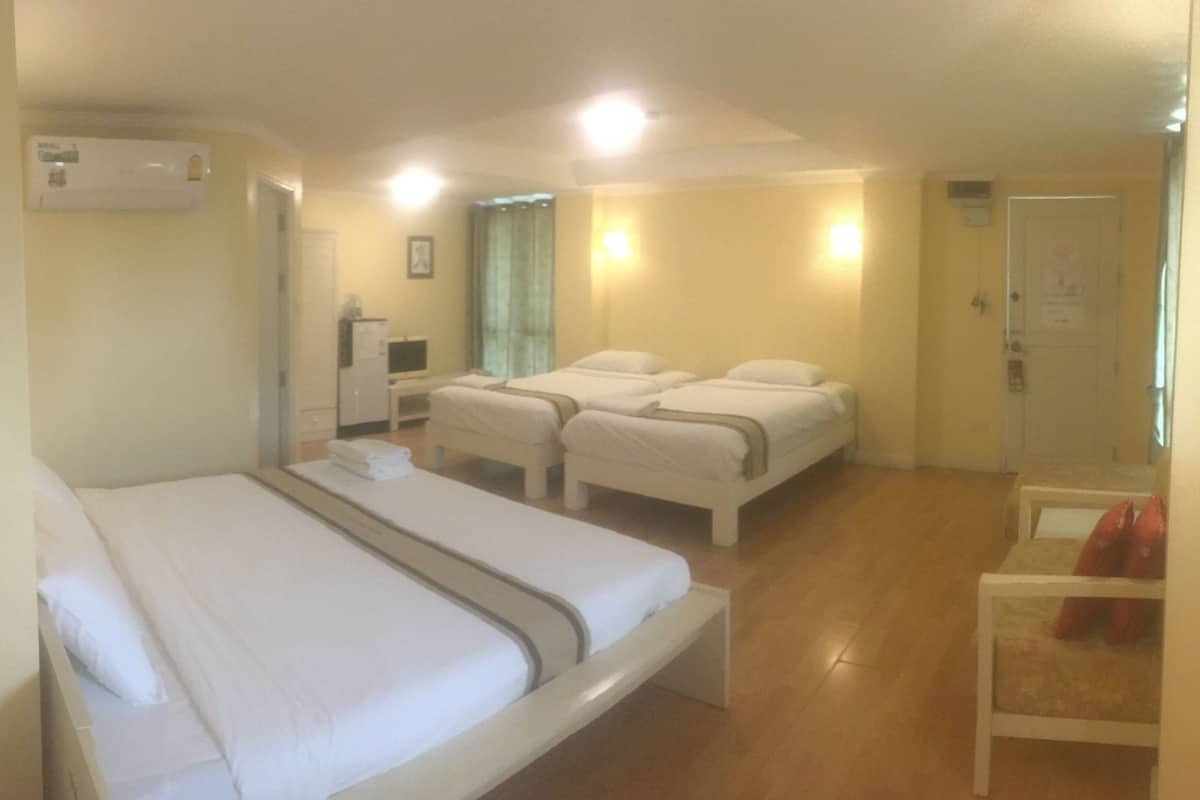 Family Room | In-room safe, desk, blackout drapes, WiFi (free)