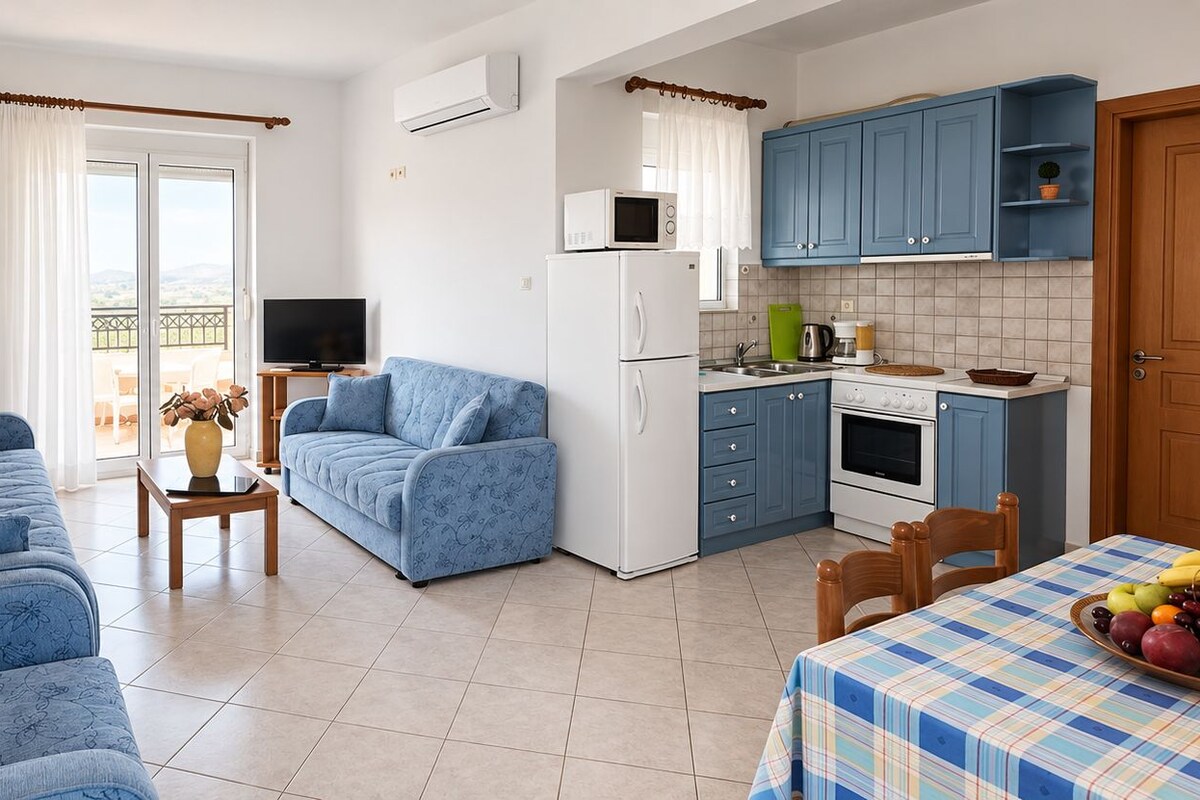 Una sala de estar con sofá, televisor y comedor con mesa lista para dos.