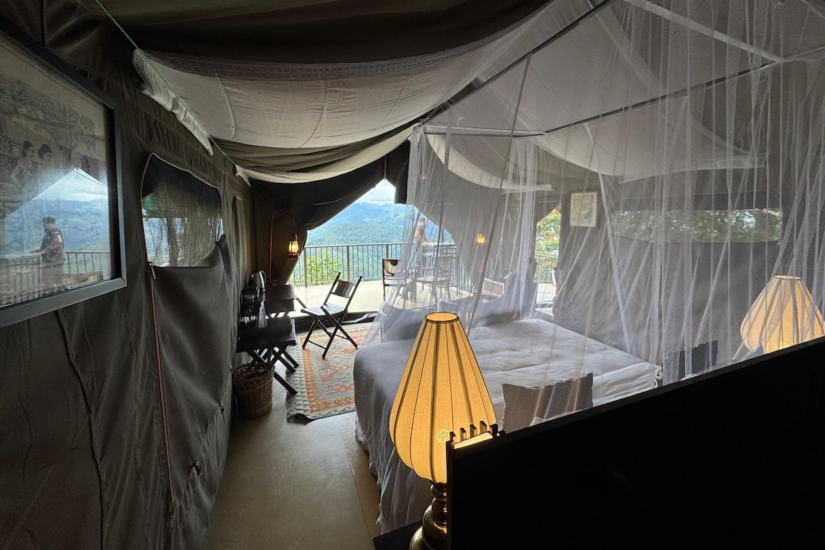 Lều dành cho gia đình, 2 phòng ngủ, quang cảnh núi | Bộ đồ giường cao cấp, két bảo mật tại phòng, bàn, phòng cách âm
