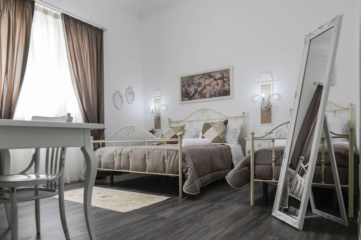 Ropa de cama de alta calidad, colchones con pillow-top y minibar
