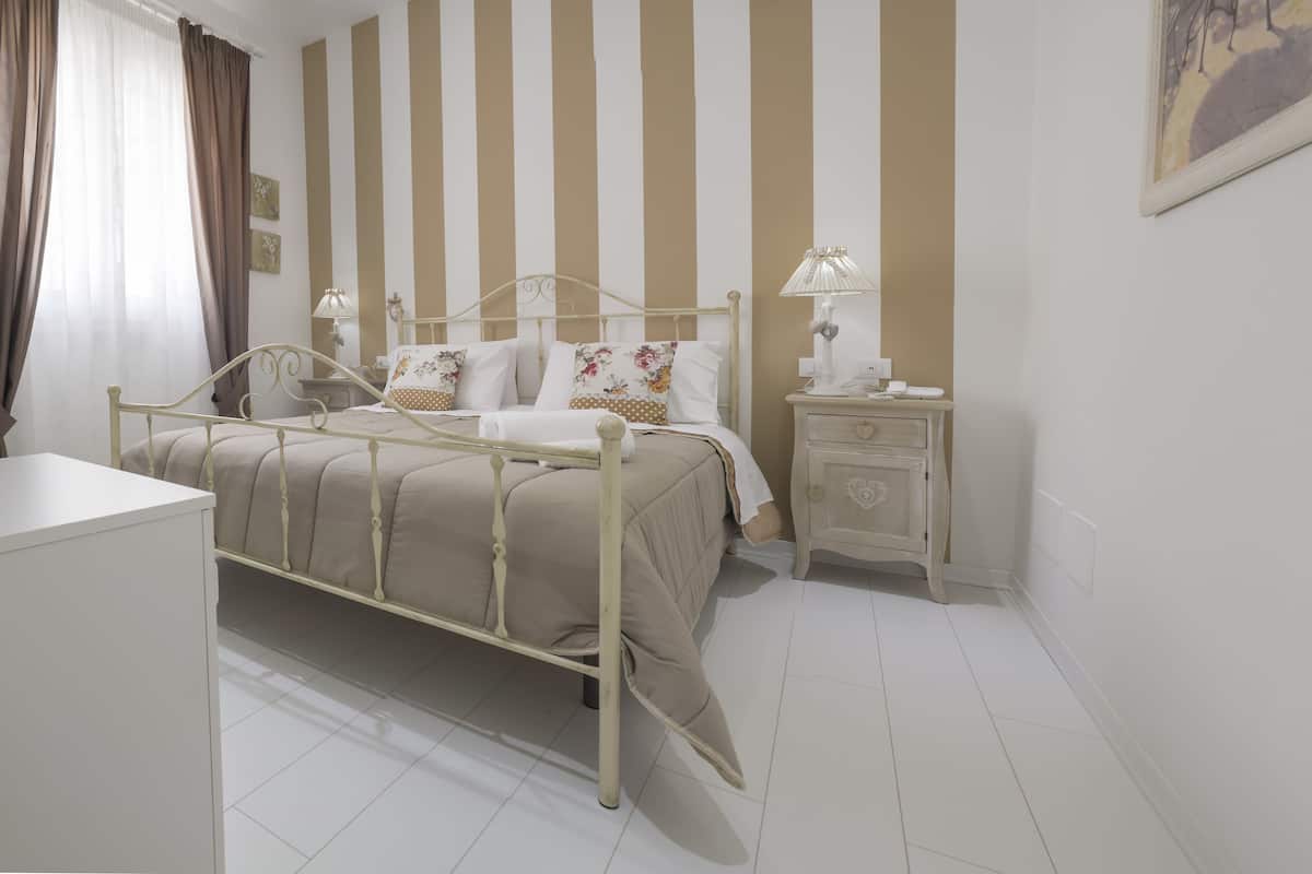 Ropa de cama de alta calidad, colchones con pillow-top y minibar