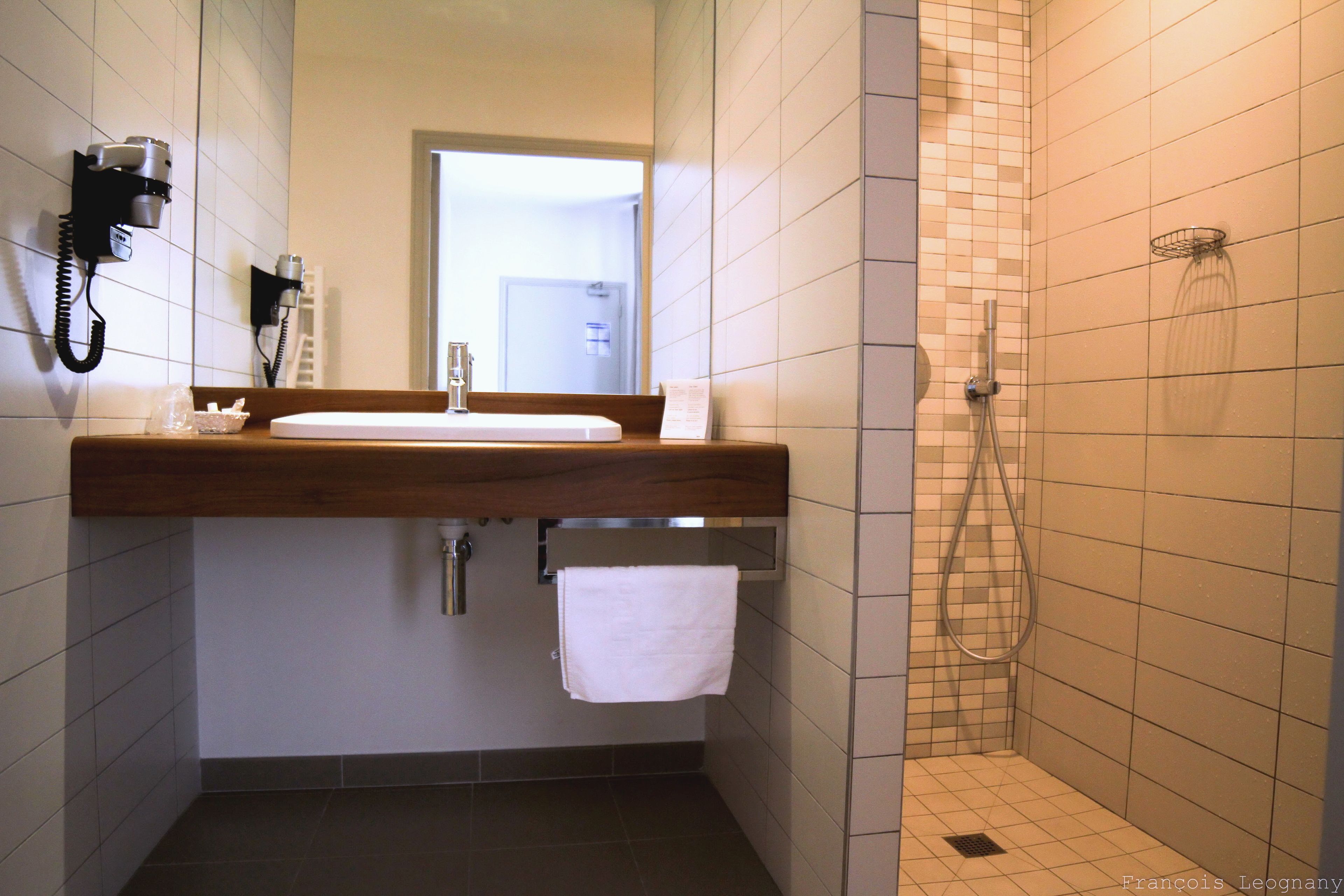 shower, rainfall showerhead, free toiletries, hair dryer