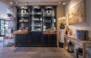 Daily buffet breakfast for a fee - Hôtel de Biencourt (Azay-le-Rideau)