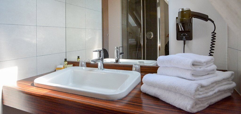 comfort double room | bathroom | shower, rainfall showerhead, free toiletries, hair dryer