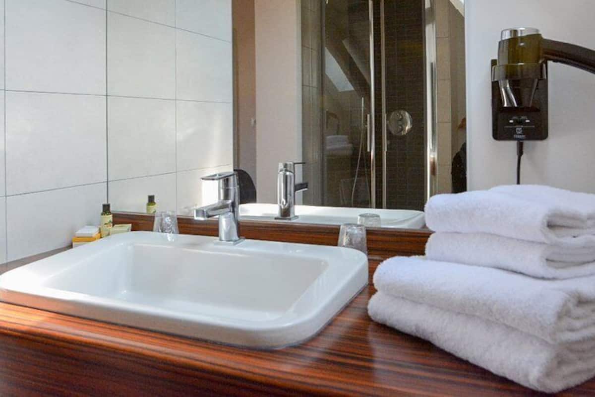 comfort double room | bathroom | shower, rainfall showerhead, free toiletries, hair dryer