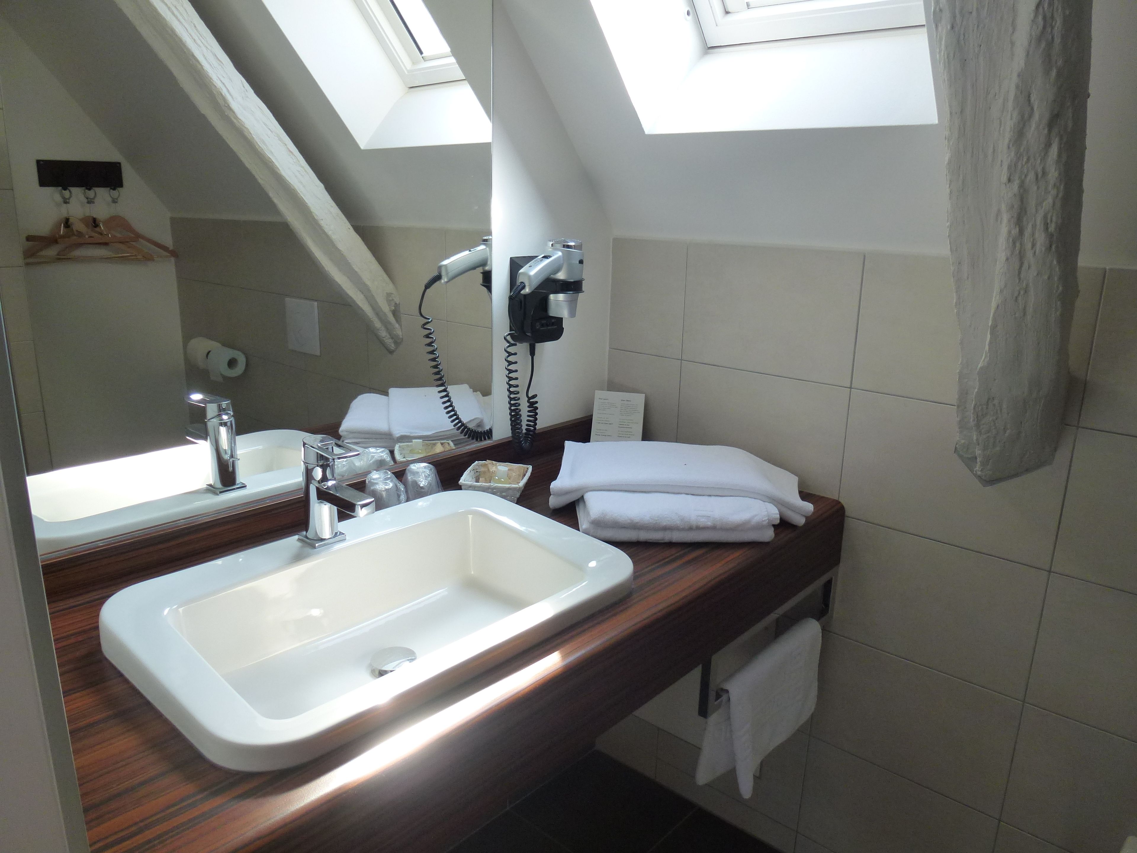 single or little double room (cosy) | bathroom | shower, rainfall showerhead, free toiletries, hair dryer