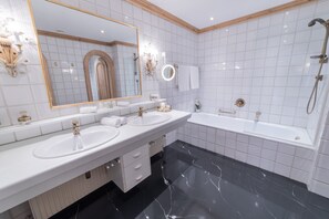 Chambre supérieure double, vue sur la montagne (Kingsize) | Salle de bain | Articles de toilette (gratuits), séchoir à cheveux, peignoirs