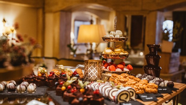 A buffet table with various desserts and pastries. - Hotel Ulli (Lech am Arlberg)