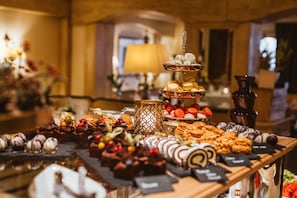A buffet table with various desserts and pastries. - Hotel Ulli (Lech am Arlberg)