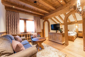 Superior Double Room, Mountain View (Kingsize) | 1 bedroom, hypo-allergenic bedding, in-room safe, desk