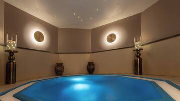 Bañera de hidromasaje cubierta