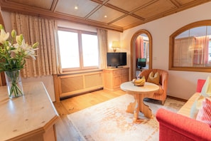 Superior-Doppelzimmer, Bergblick (Kingsize) | 1 Schlafzimmer, Allergikerbettwaren, Zimmersafe, Schreibtisch