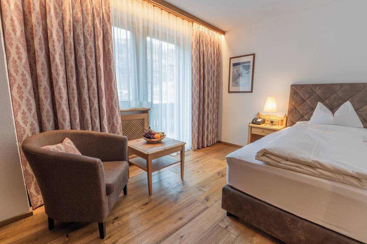 Standard Single Room, Mountain View | 1 bedroom, hypo-allergenic bedding, in-room safe, desk