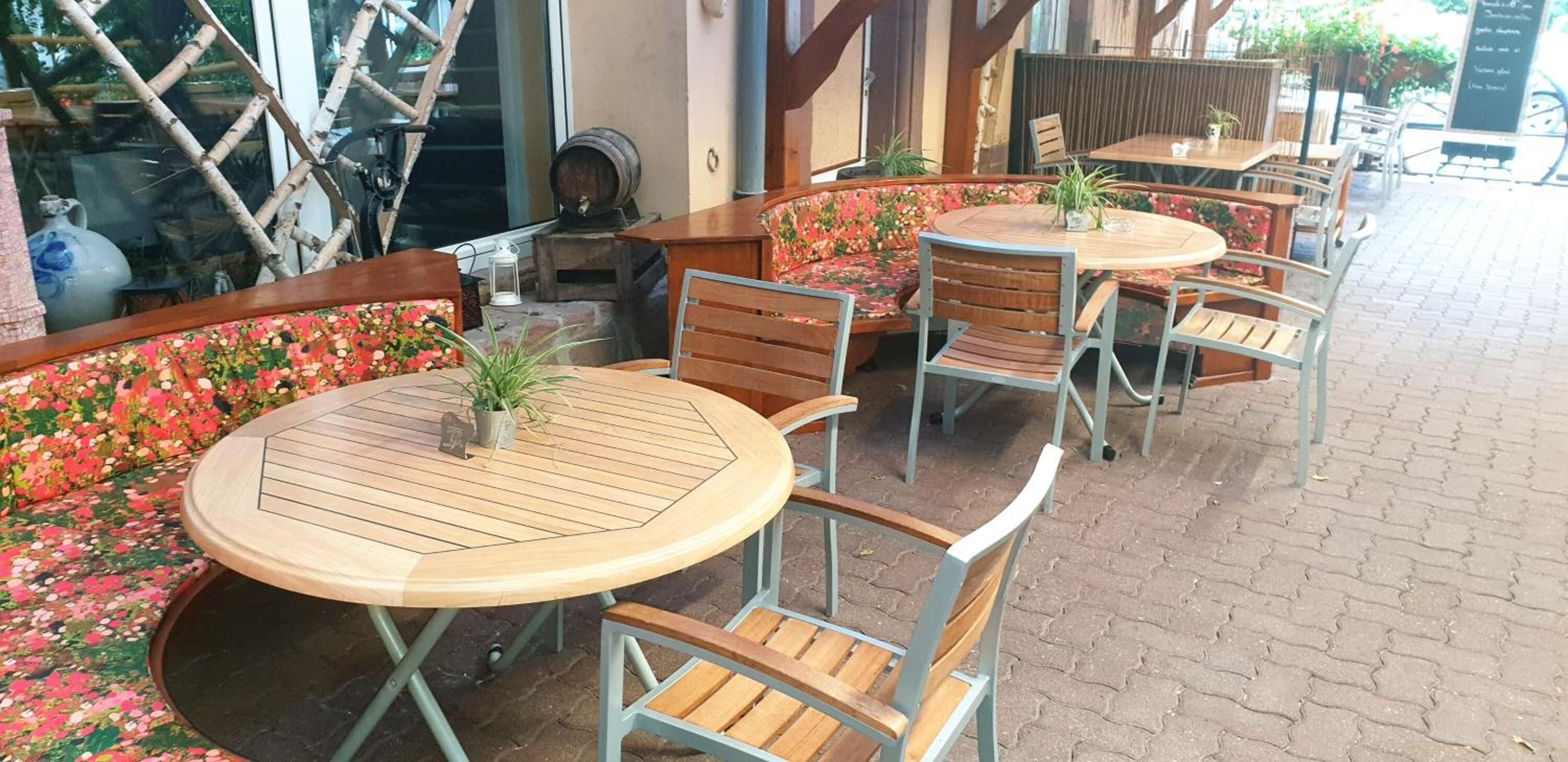 breakfast, lunch and dinner served