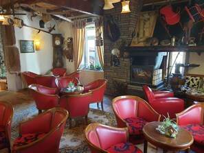 Breakfast, lunch and dinner served