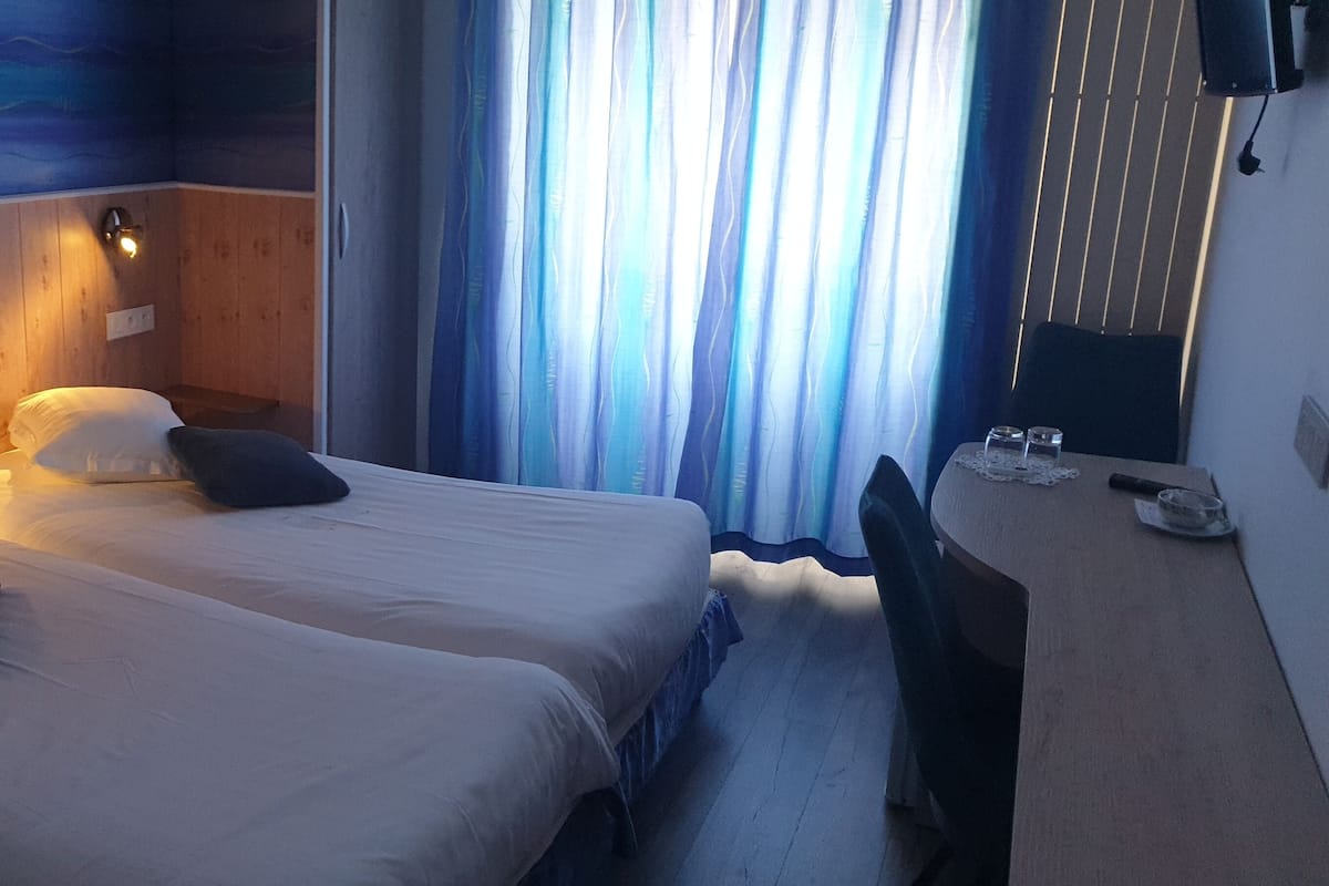 Tweepersoonskamer | Een minibar, een bureau, gratis wifi, beddengoed