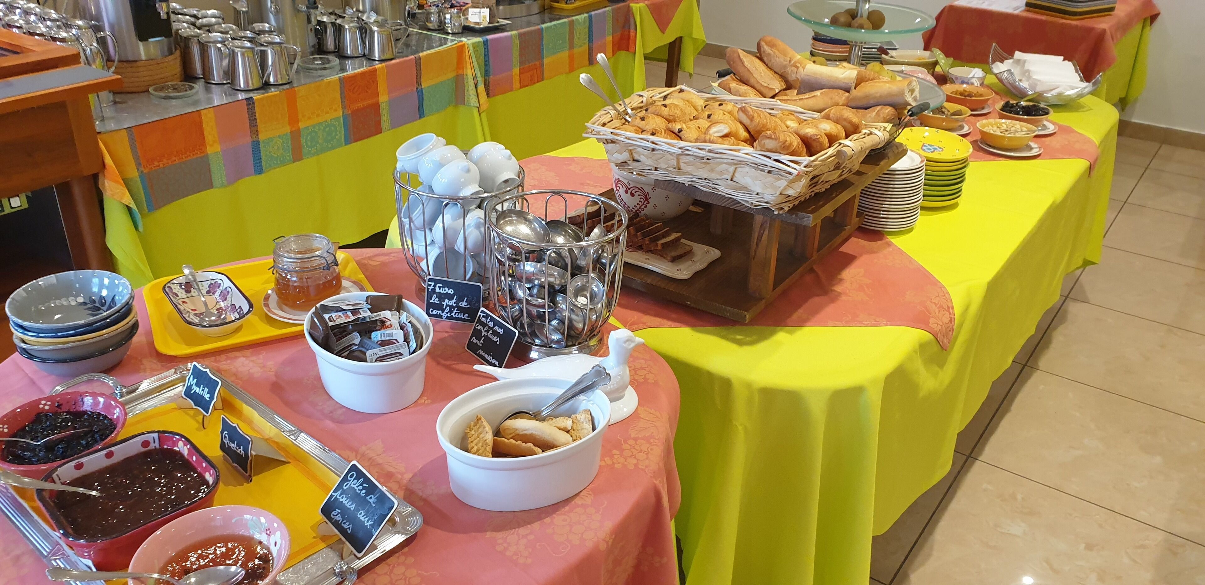 Petit déjeuner buffet (13 EUR par personne)