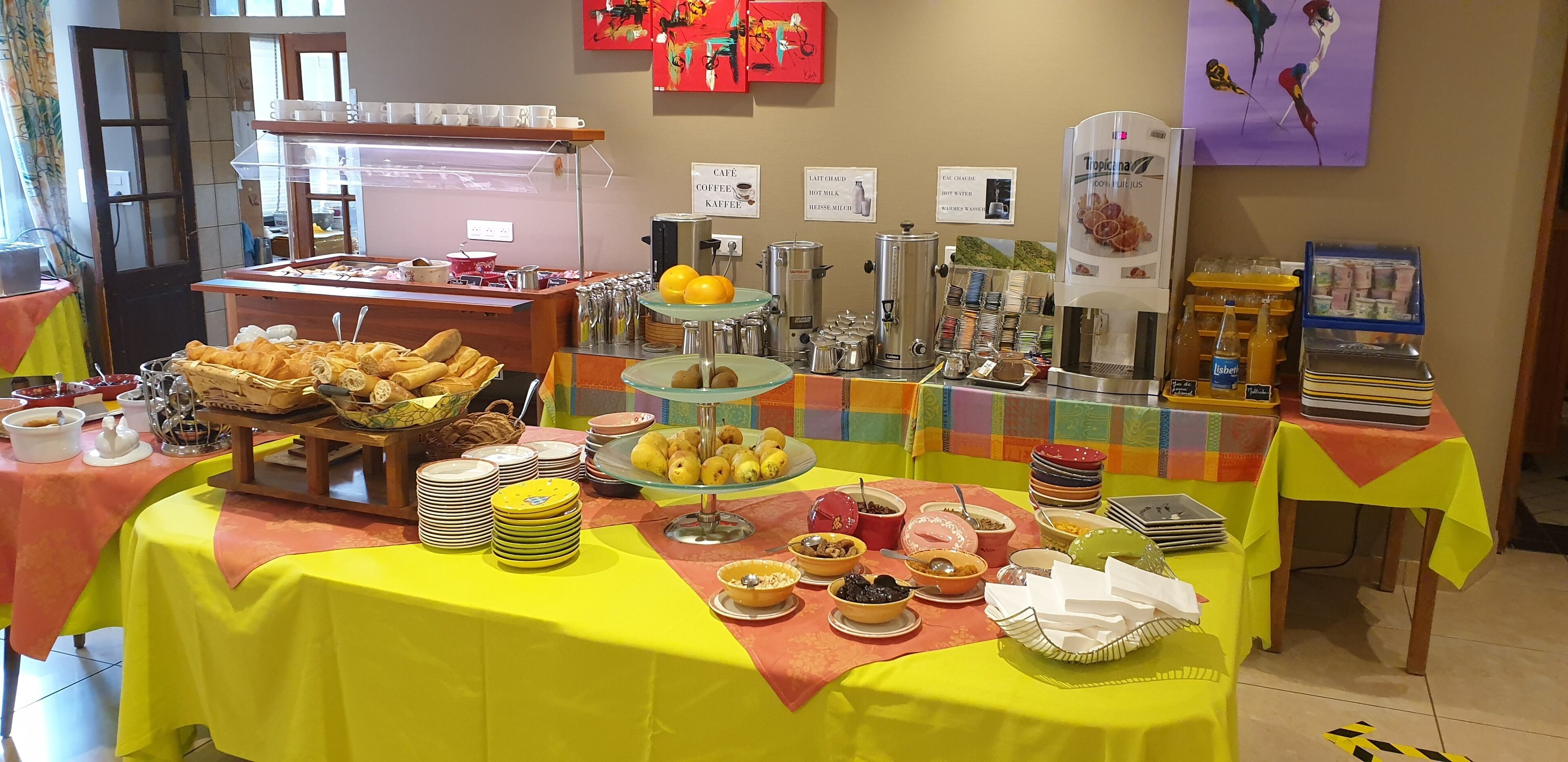 Petit déjeuner buffet (13 EUR par personne)