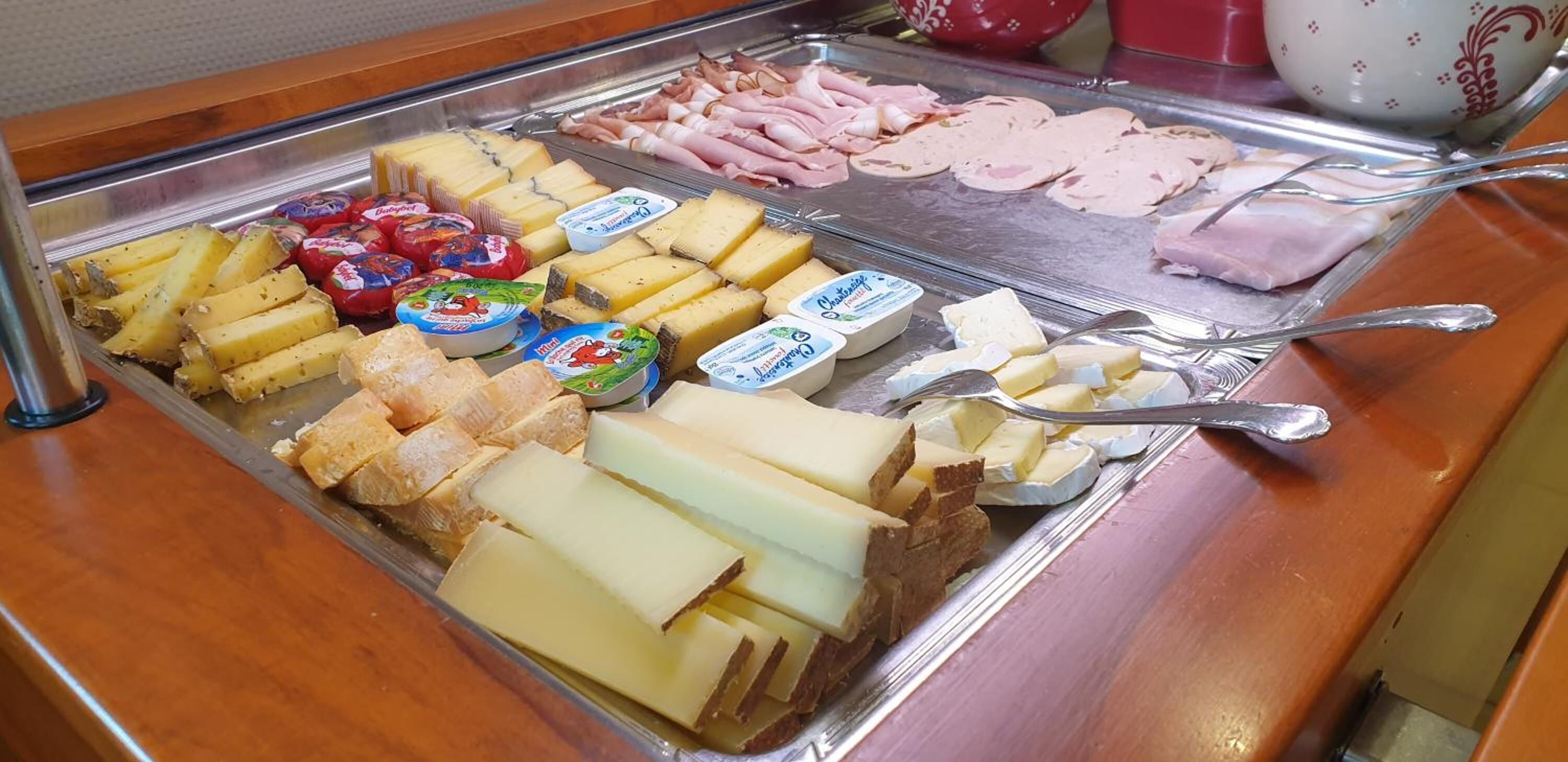 breakfast, lunch and dinner served