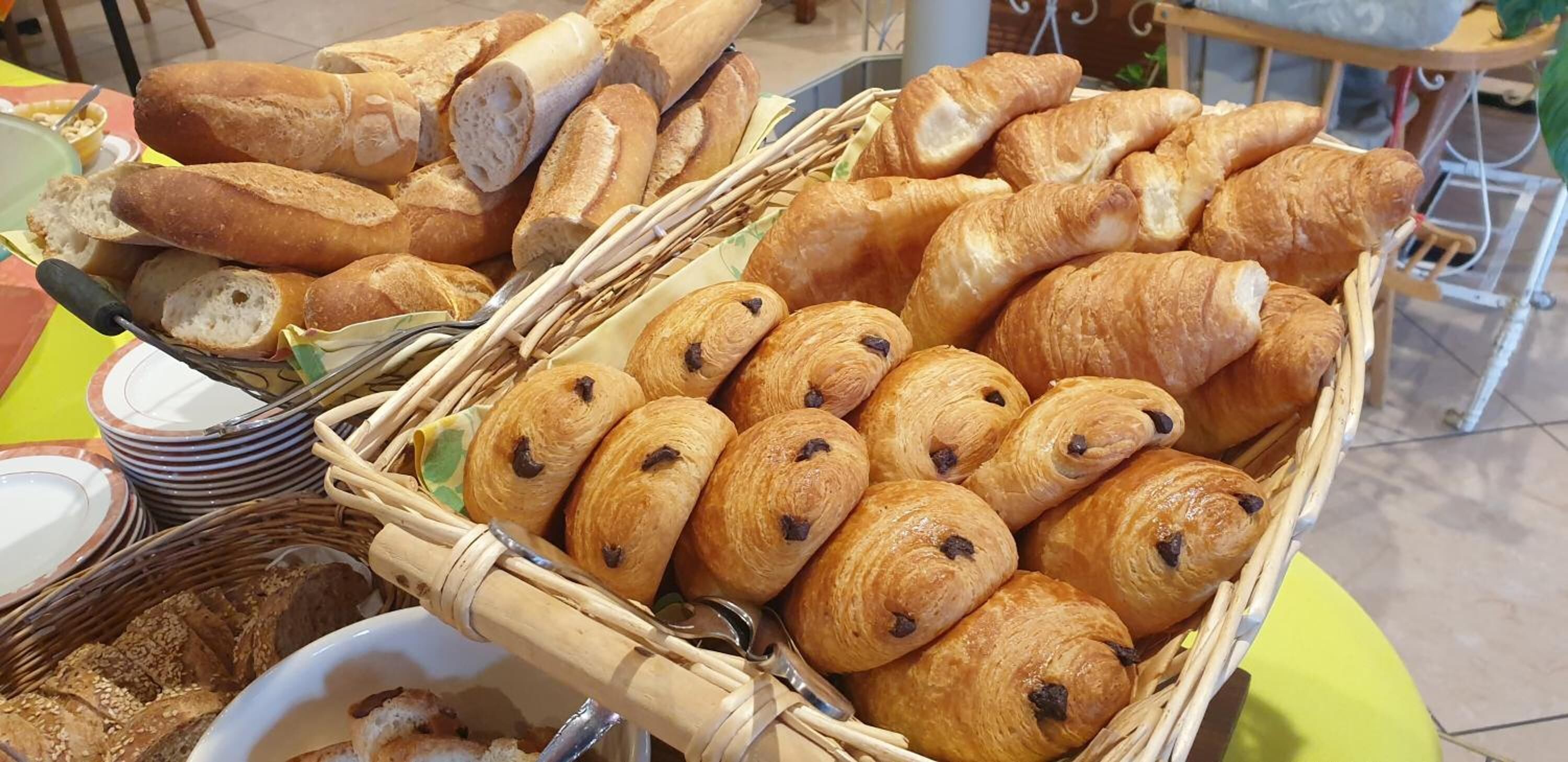 breakfast, lunch and dinner served