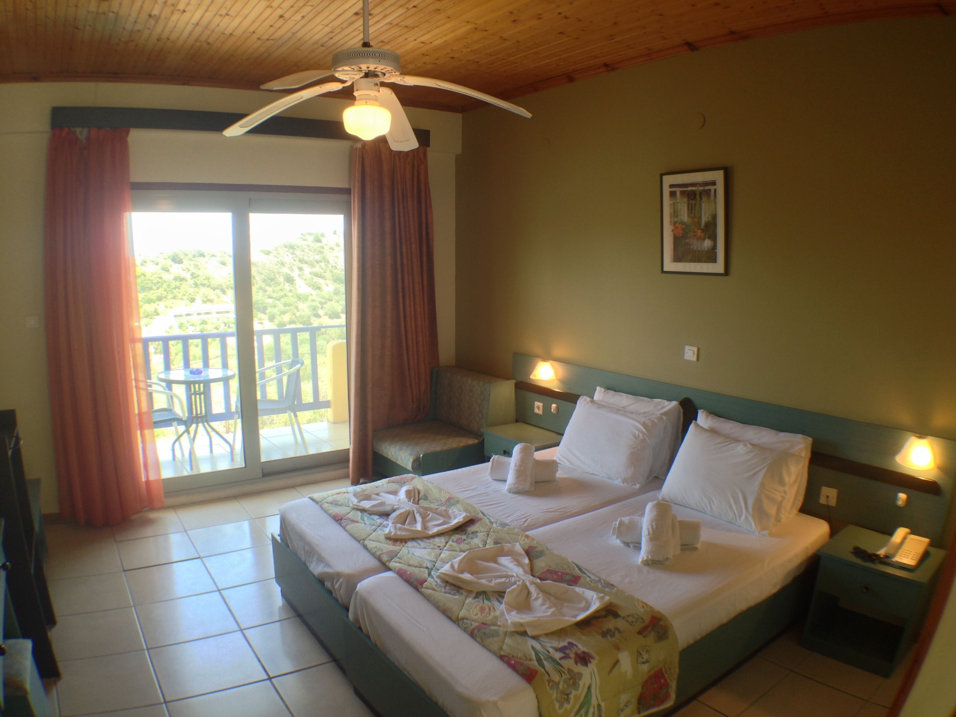 Rom – standard | Safe på rommet, skrivebord, strykejern/-brett og barnesenger