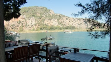 Petit-déjeuner et déjeuner servis sur place, restauration en plein air 