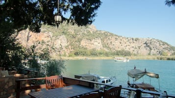 Se sirven desayunos, comidas y cenas con mesas al aire libre