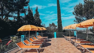 Piscine extérieure (ouverte en saison), parasols de plage