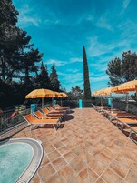 季节性开放的室外游泳池，10:00 至 18:00 开放，池畔遮阳伞，日光浴躺椅