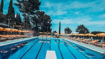 Piscina stagionale all'aperto, ombrelloni da piscina, lettini